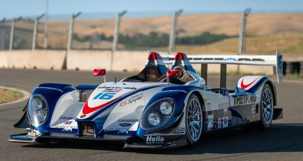 „Льо Ман“ се променя много след първото състезание на Porsche 718 RS 60. Преди 1992 г. група C е една от най-големите в моторния спорт. Правилата през 80-те позволяват много експерименти, което води до златна ера за състезатели, производители и фенове. Промянаа през 90-те години на миналия век по същество унищожава група C поради непосилни изисквания към двигателите. Това принуждава повечето производители да напуснат и да потърсят други опции. Американската серия е популярна алтернатива за много отбори.

ALMS е създадена през 1999 г. и позволява на прототипи на състезателни автомобили от различни класове да се състезават, като получава подкрепата на няколко големи производители. Porsche се присъединява в партньорство с Penske Racing през 2005 г., създавайки автомобил за клас LMP2. Отборът постига огромен успех, спечелвайки общия отборен шампионат на през 2006 г. На следващата Porsche ревизира вече доминиращия RS Spyder, за да го направи още по-мощен и аеродинамичен. Резултатите са ясни, като DHL Porsche Penske Racing решително печели още един LMP2 отборен шампионат. Колата дори се класира на трето място сред участниците в LMP1 на „12-те часа на Себринг“ през 2008 г.

Шасито 9R6.702 е едно от малкото Porsche RS Spyder EVO, правени някога. То има дял от две категорични победи и четири победи в клас, докато е пилотиран от имена като Саша Маасен, Райън Бриско, Еманюел Колард и Хелио Кастроневес. Това оправдава цената от 5 615 000 долара, когато е продаден на търг през 2022 г.
